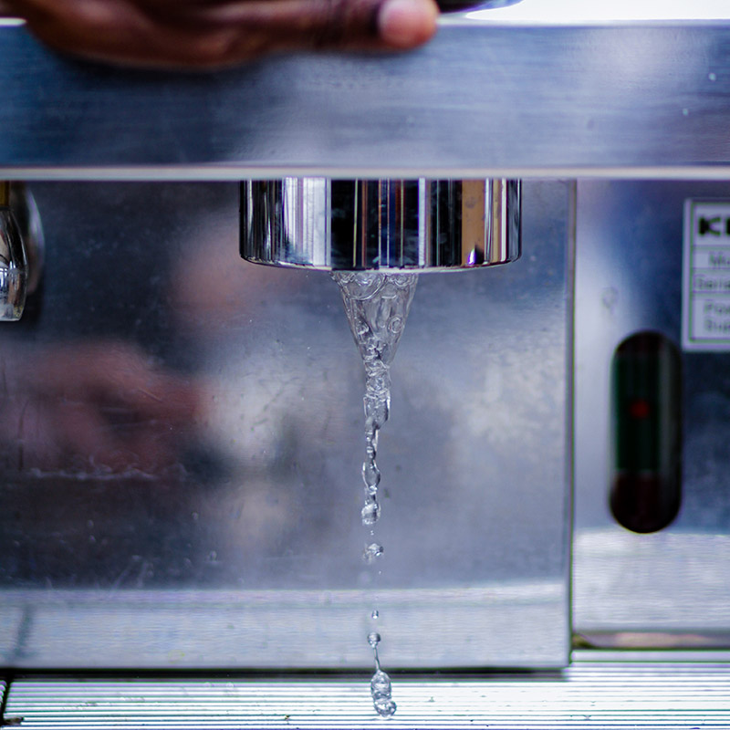Dispensador de agua de pie en una oficina de Murcia con agua fría y natural